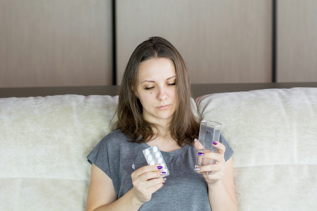 Koleksi berbagai suplemen dan vitamin dalam kemasan yang rapi